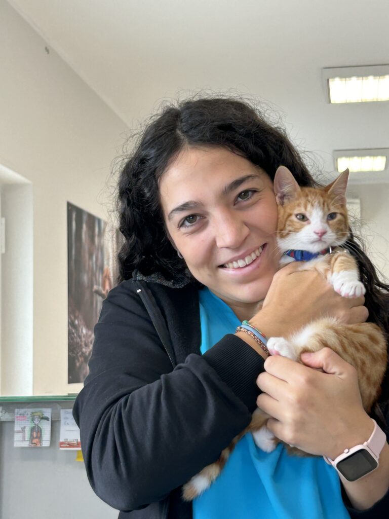 Una veterinaria dell'Ambulatorio Veterinario Contri De Zen con in braccio un gatto bianco e rosso
